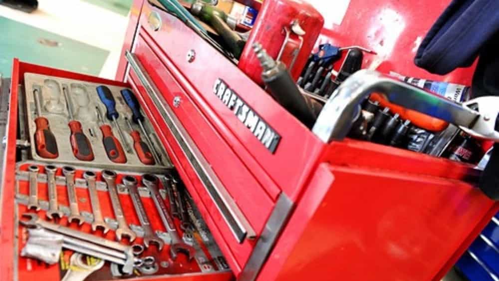 The list of technical equipment that must be carried by the car tow truck